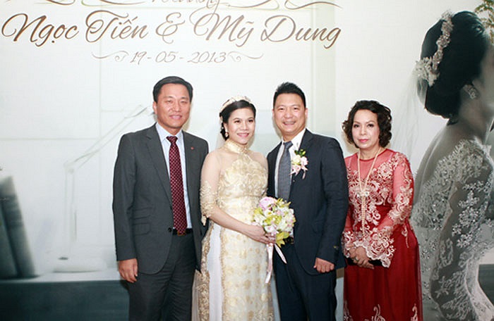 Mỹ Dung và chú rể chụp ảnh cùng bố mẹ chồng.