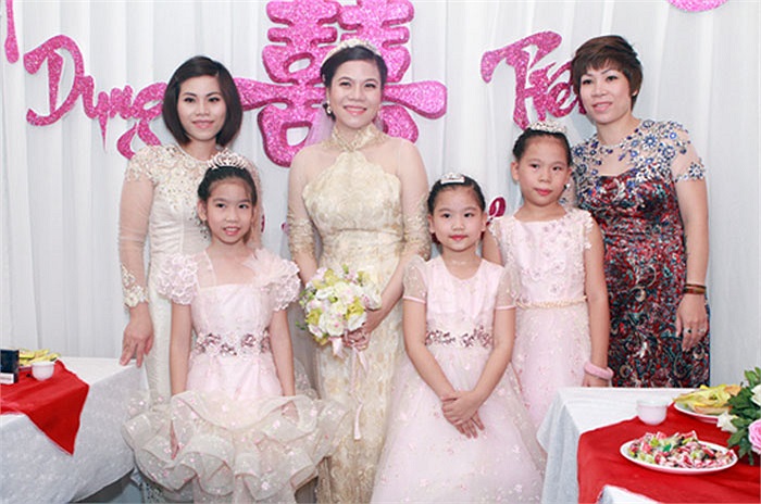 Cô dâu Mỹ Dung chụp hình với bạn bè phù dâu