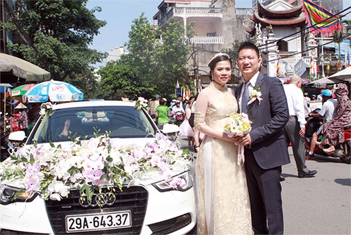 Hai người cùng nhau đến tiệc cưới