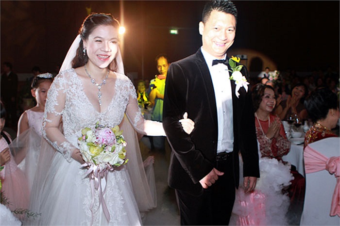 Họ nếm trái ngọt ngày thành hôn với nụ cười rạng rỡ.