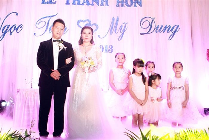 Chú rể và cô dâu trên lễ đường