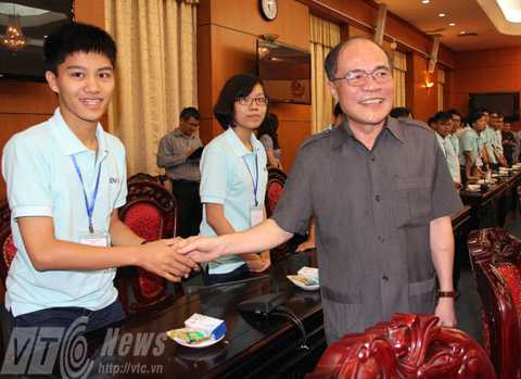 Chủ tịch Quốc hội Nguyễn Sinh Hùng xuống tận nơi bắt tay động viên từng em học sinh (Ảnh: Phạm Thịnh) 