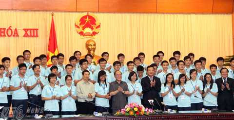 57 bạn học sinh giỏi đã được chụp ảnh lưu niệm cùng Chủ tịch Quốc hội Nguyễn Sinh Hùng 