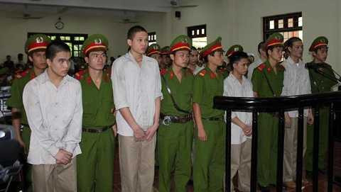  Các hung thủ trong vụ "quan tài diễu phố" tại phiên tòa xét xử