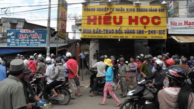 chủ tiệm vàng, lõa thể, chết, tử vong
