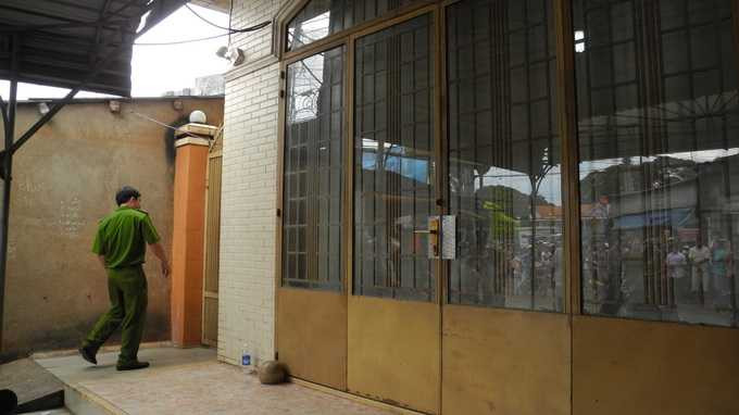 TIệm vàng Hiếu Học vẫn đang khóa cửa với nhiều lớp cửa