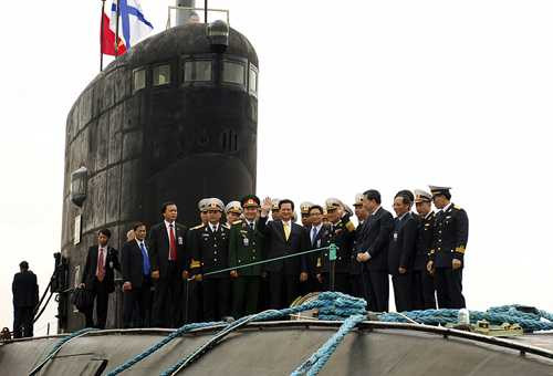 Thủ tướng thăm tàu ngầm Hà Nội