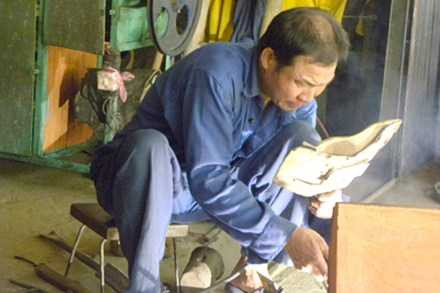 Chuyện bi hài về người săn chiêng cổ độc nhất xứ Mường