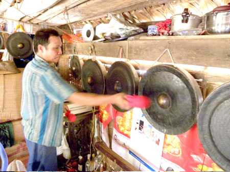 Chuyện bi hài về người săn chiêng cổ độc nhất xứ Mường