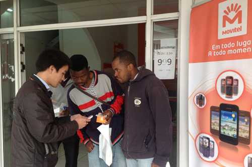 Đào Xuân Dậu, Trưởng trung tâm Huyện Manhica ở Mozambique đang hướng dẫn khách hàng sử dụng dịch vụ 