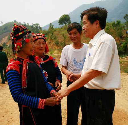 Thầy Bôn gặp lại các học trò của mình ở Mù Cả.