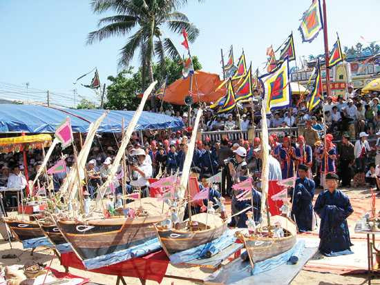 Lễ khao lề thế lính Hoàng Sa (Lý Sơn). Ảnh: BÁ SƠN