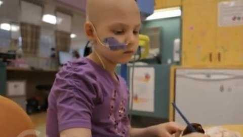 cô bé Emma ung thư