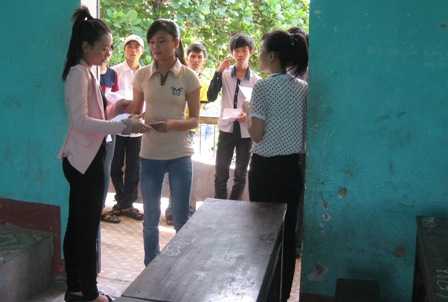 Sĩ tử cầu mong giám thị bị đình chỉ