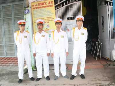 Chị Hà đang lựa chọn đồ đạc để lên đường tổ chức lễ tang.