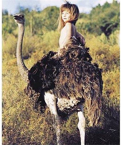 Một cô bé da trắng nhưng luôn cởi trần, với một chiếc khố bé xíu quấn ngang hông và mặt mày lúc nào cũng lọ lem, nhem nhuốc.