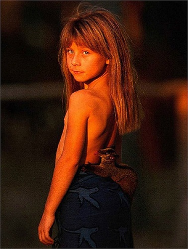 Cô bé luôn tìm cách né tránh và sống thu mình với tất cả mọi người xung quanh. 