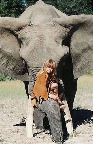 Giờ đây, ở tuổi 23, khi theo học xong điện ảnh ở Đại học Sorbonne, ‘cô bé rừng xanh’ năm xưa vẫn còn cảm thấy không sao thích nghi, thoải mái và hòa giải được hai thế giới mà cô đã sống.