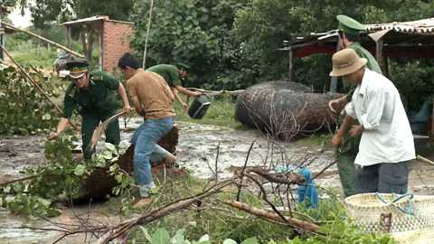 Chuyen tinh noi mat bao