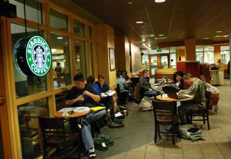 Khách hàng có thể ngồi quán Starbucks cả buổi sáng, lướt web “chùa” thoải mái, dù chẳng cần phải gọi đồ uống.