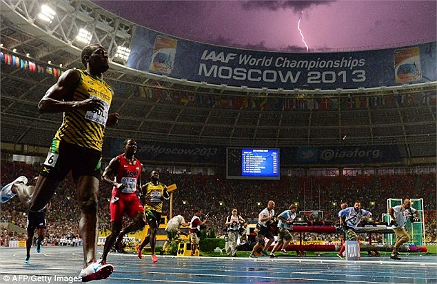 Usain Bolt chỉ mất 9,77 giây để hoàn thành chặng đua. Đứng thứ 2 là Justin Gatlin và thứ 3 là Nesta Carter