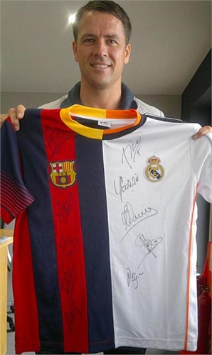 Owen khoe chiếc áo đấu tổng hợp của Real và Barca. Đây là kỉ niệm từ trận đấu futsal giao hữu giữa ngôi sao 2 đội vào tuần trước