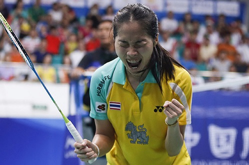 Tay vợt nữ 18 tuổi người Thái Lan, Ratchanok, đánh bại đàn chị người Trung Quốc, để giành chức vô địch cầu lông thế giới.