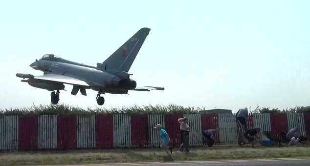 chiến cơ tạt đầu