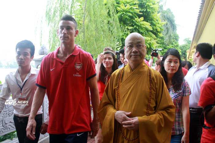 Arsenal thăm chùa Trấn Quốc