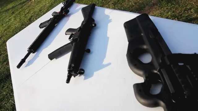 3 loại súng ưa dùng của mật vụ Mỹ, từ trái qua là M4 Carbine, Mp-5 và FN P-90 