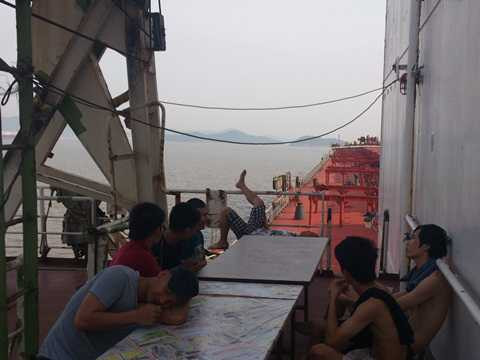 Tàu mắc kẹt Trung Quốc