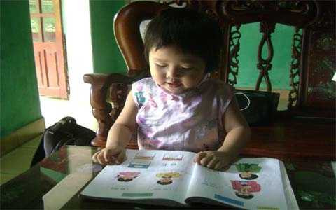 Quỳnh Anh đang đọc tiếng Anh