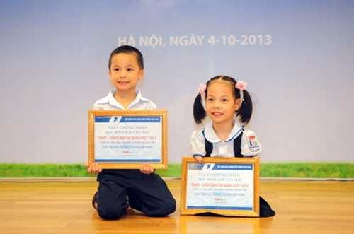  Hai chị em Linh Chi được trao 2 suất học bổng, mỗi suất trị giá 10 triệu đồng.