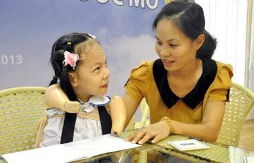 Linh Chi được mẹ giúp đỡ viết ước mơ của mình.