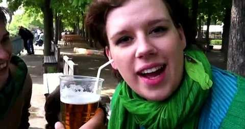 Cô gái đưa ống hút vào tai