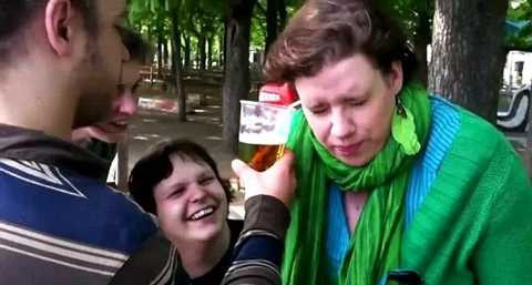 Quá trình 'uống' bia bằng tai bắt đầu với cảm giác không hề dễ chịu trên khuôn mặt