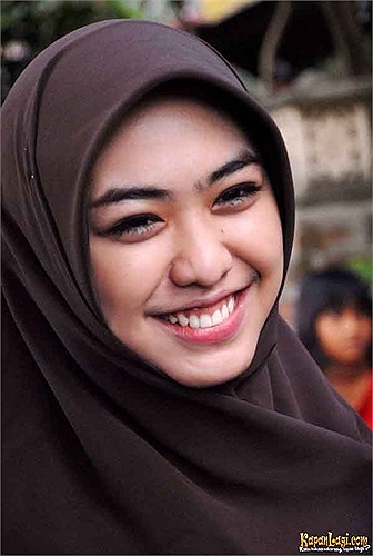 Oki được xưng tụng là nữ thần trong giới trẻ nước này không chỉ bởi tài năng vượt trội ở nhiều lĩnh vực của cô mà còn bởi, Oki sở hữu vẻ đẹp hoàn hảo vạn người mê. 