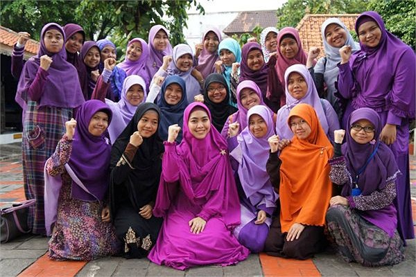 Cô là người bảo vệ đồng thời là phát ngôn viên của họ trong bất cứ vấn đề chính trị - xã hội nào. 