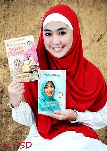 Viết sách là một trong những thế mạnh của Oki. Cô đã xuất bản 3 cuốn sách và tất cả đều là những sách bán chạy nhất Indonesia. Các cuốn sách hầu hết đều là tự truyện của chính cô, cách cô vượt qua khó khăn và định hướng cho tương lai. 