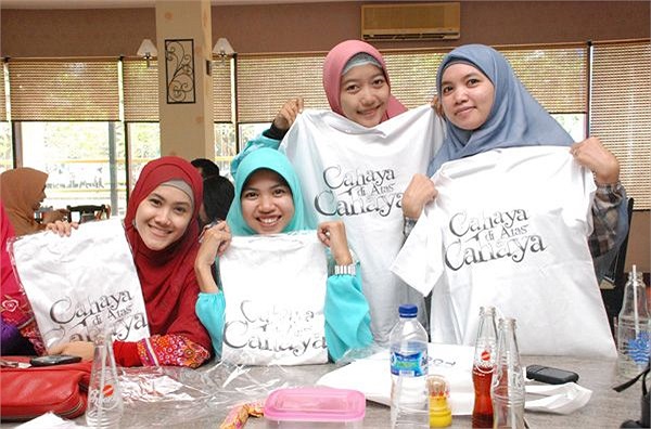 Bạn trẻ phát cuồng vì sách của cô đến nỗi họ đã in tên sách lên áo thun.