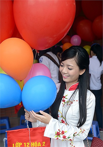 Đây là năm thứ hai Hồng Anh dự lễ khai giảng tại trường THPT Amsterdam – nơi cô đang là giáo viên dạy Toán. 