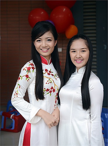 Cô giáo Hồng Anh và nữ sinh chuyên Văn - Đỗ Hà Anh. Cô bạn là cái tên không còn xa lạ đối với học sinh của trường khi dành được danh hiệu quán quân cuộc thi Duyên dáng Hà Thành 2013. 