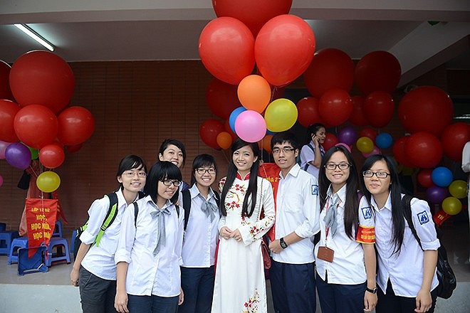 Hồng Anh nhận được sự quan tâm của rất nhiều học trò trong trường. 