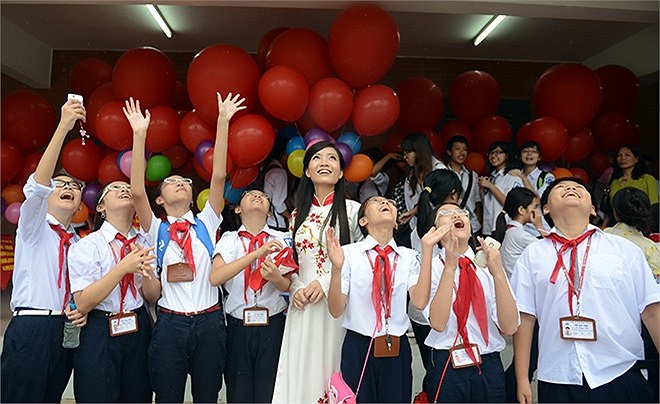 Các học sinh cấp 2 cũng tranh thủ chụp ảnh và cùng thả bóng với cô giáo xinh đẹp. 