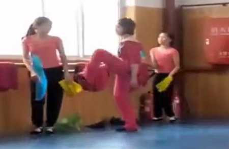 Cô giáo đấm đá, lăng mạ nữ sinh gây phẫn nộ