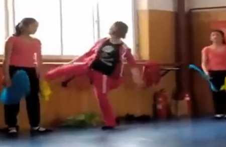 Cô giáo đấm đá, lăng mạ nữ sinh gây phẫn nộ