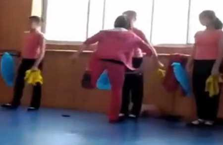 Cô giáo đấm đá, lăng mạ nữ sinh gây phẫn nộ