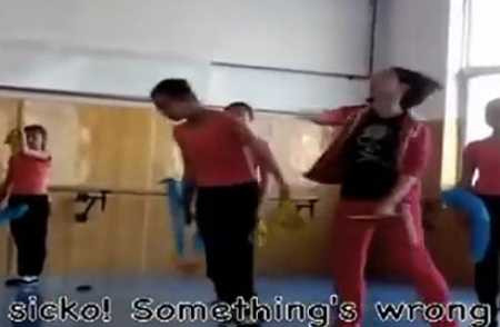 Cô giáo đấm đá, lăng mạ nữ sinh gây phẫn nộ