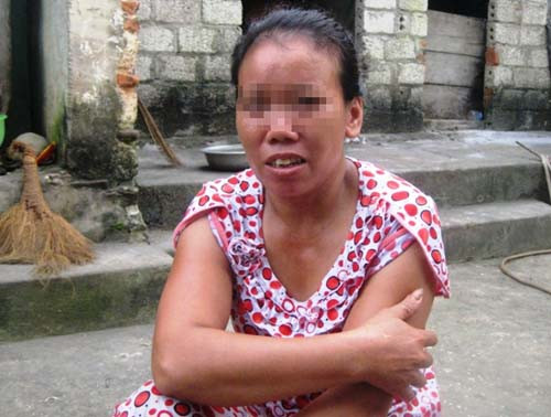 Bà Vũ Thị L., mẹ cháu H., kể lại sự việc cho phóng viên