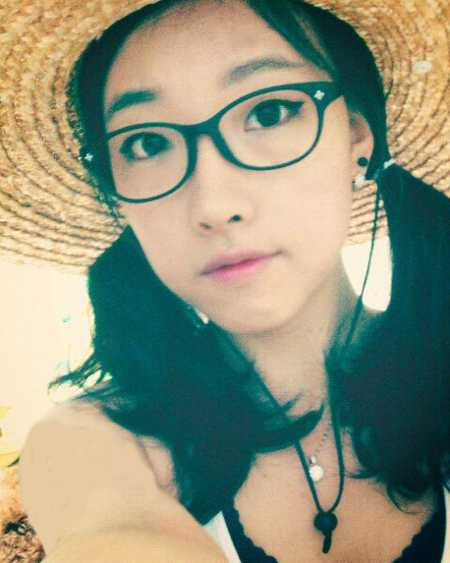 Được bạn bè yêu mến, giúp đỡ nên dù học hành áp lực, A Ra vẫn thích tới trường học chung với các bạn Việt Nam.